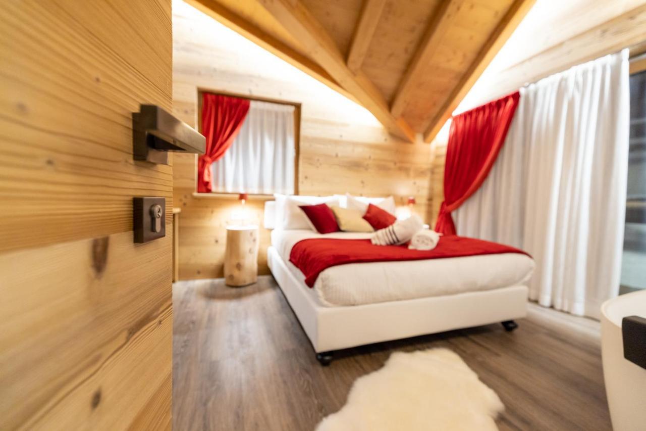 Chalet Imbosc'Che - 5 Beautiful Rooms In Charming B&B リヴィーニョ エクステリア 写真