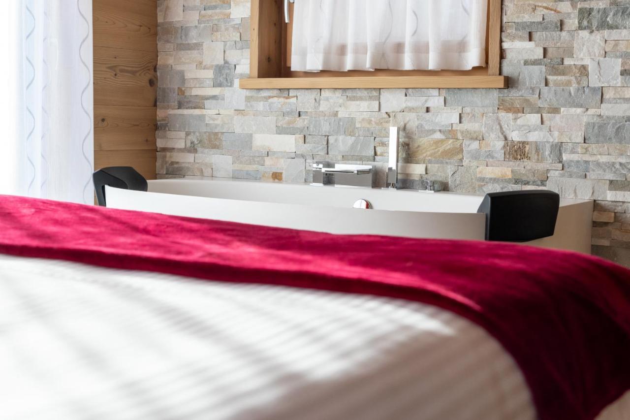 Chalet Imbosc'Che - 5 Beautiful Rooms In Charming B&B リヴィーニョ エクステリア 写真