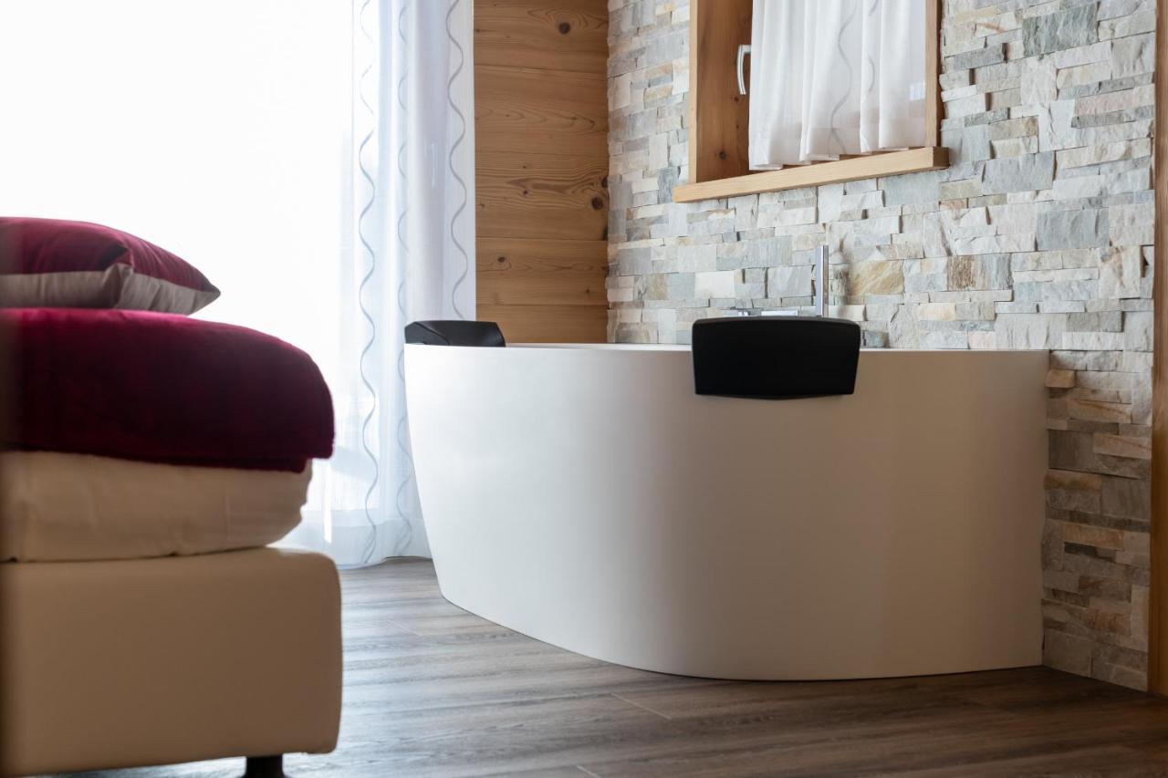 Chalet Imbosc'Che - 5 Beautiful Rooms In Charming B&B リヴィーニョ エクステリア 写真